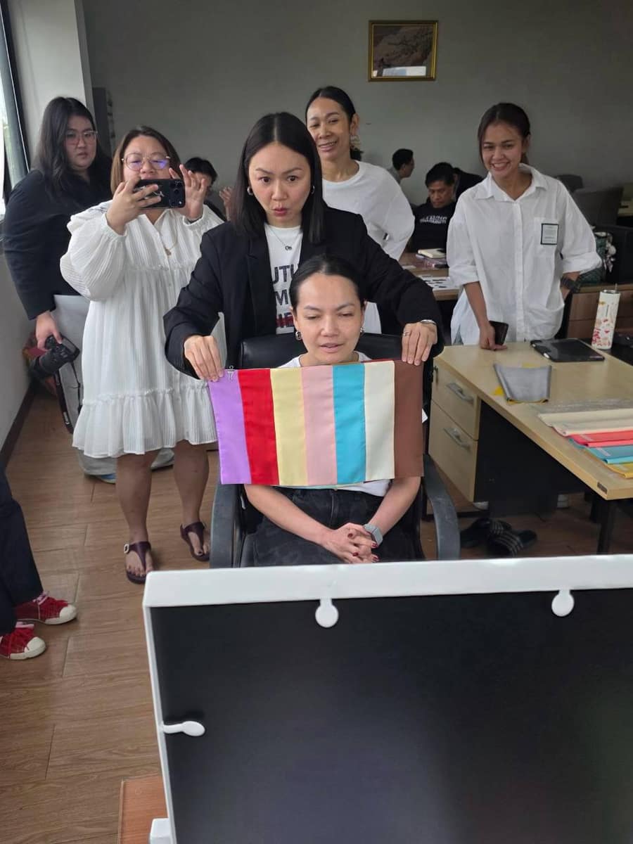 ขวัญทาบผ้าสีให้พนักงานระหว่าง workshop ในออฟฟิศ