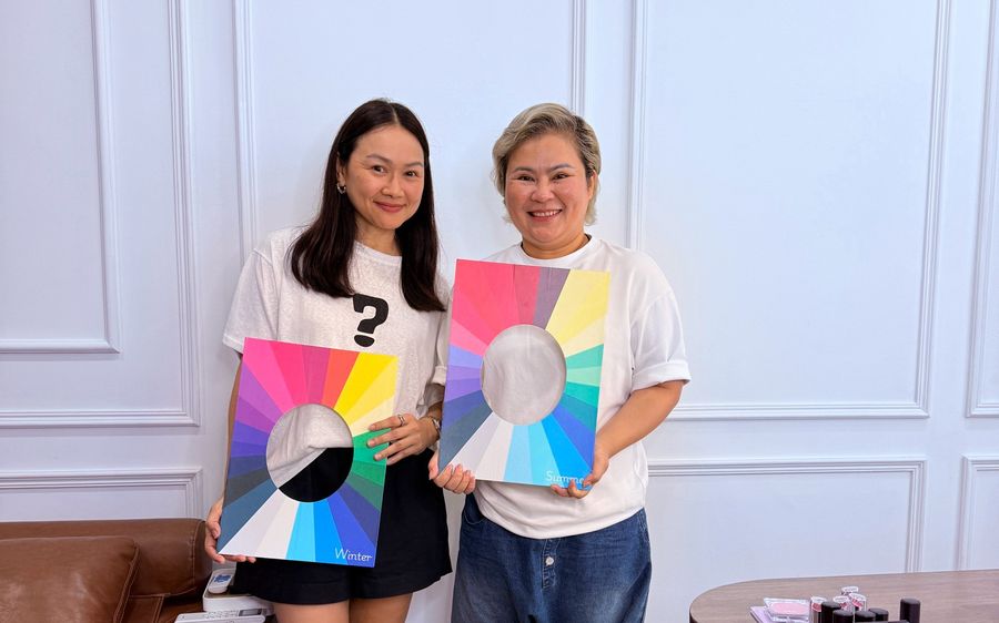 ลูกค้ากับ Color Palette ประจำตัวหลังวิเคราะห์เสร็จ
