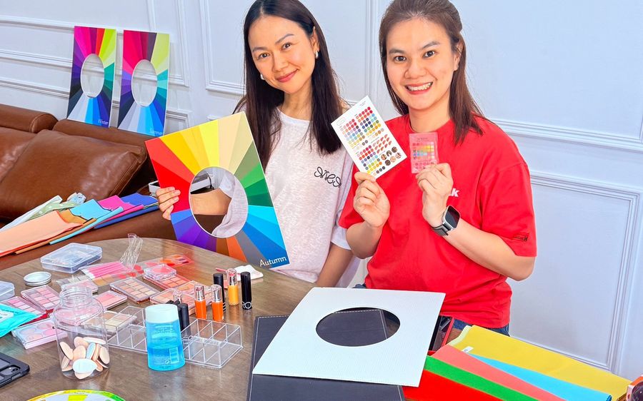 บรรยากาศการวิเคราะห์ที่สตูดิโอ พร้อมชุดเมคอัพเทียบสี